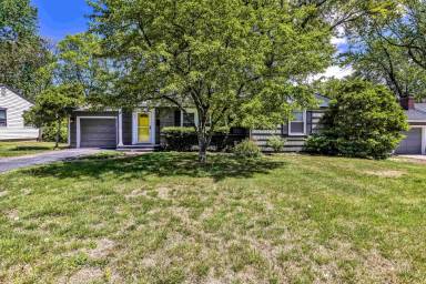 Main picture of 415 SW Lakeview Blvd