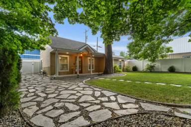Main picture of 1016 E Lakeside Ave