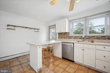 Main picture of 133 W 5th St