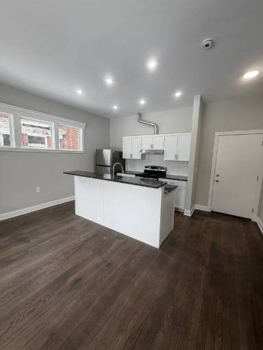 Main picture of 445 E Grand Blvd