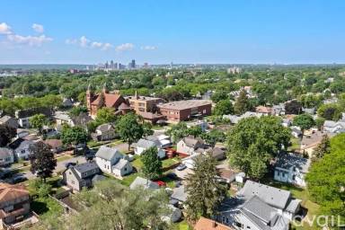 Main picture of 942 Rose Ave E