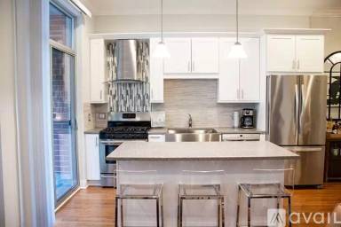 Main picture of 1241 W Jackson Blvd