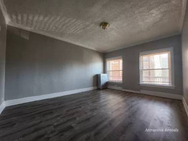 Main picture of 5509 S Whipple St