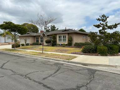 Main picture of 2201 E Standish Ave