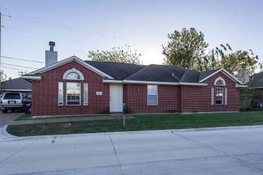 Main picture of 806 Nimitz St