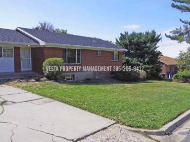 Main picture of 1467 Maple St