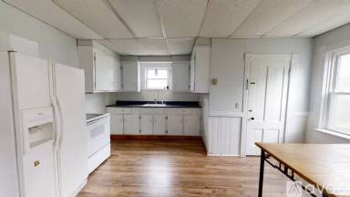 Main picture of 48 Pleasant St