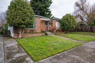 Main picture of 608 E 17th St