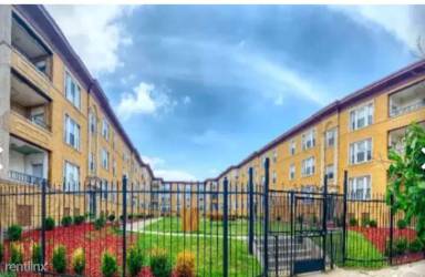 Main picture of 4616 S Lake Park Ave