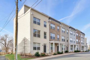 Main picture of 866 Estes St