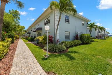 Main picture of Palms At Waters Edge