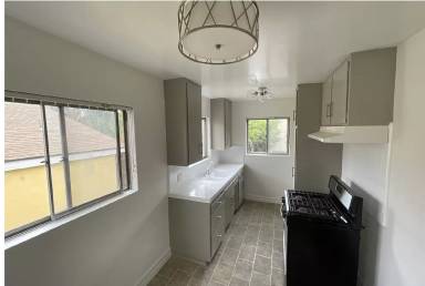 Main picture of 400 E Stocker St