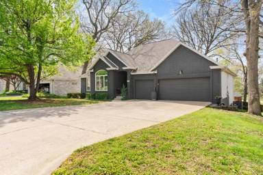 Main picture of 840 E Gaslight Dr