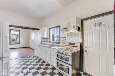 Main picture of 7437 Weld St