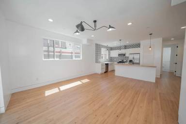 Main picture of 876-884 32nd St