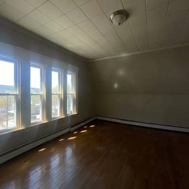 Main picture of 21 Pleasant St