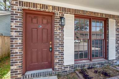 Main picture of 120 Colonial Ct