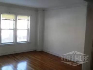 Main picture of 1925 W Winnemac Ave