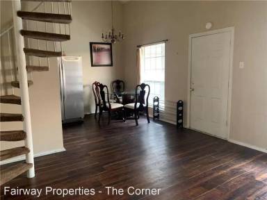Main picture of 2401 Leon St