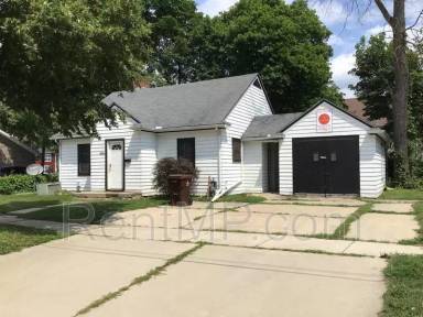 Main picture of 909 Douglas St