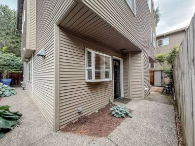 Main picture of 10319 Midvale Ave N