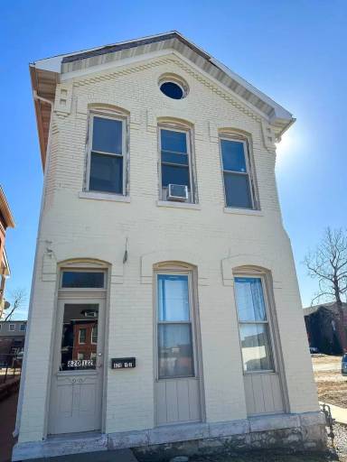 Main picture of 820 York St