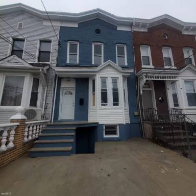 Main picture of 7 Wakeman Ave