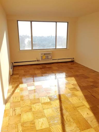 Main picture of 150 Lake St