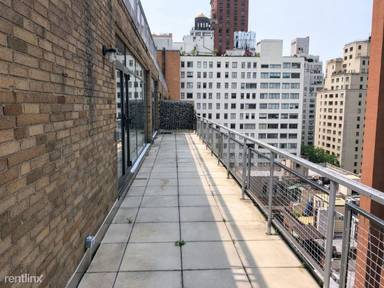 Main picture of 212 E 69th St