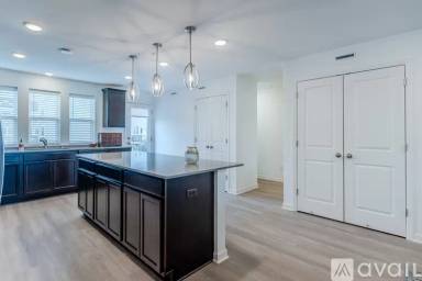 Main picture of Everglade Ave