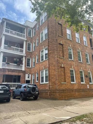 Main picture of 610 W Princess Anne Rd