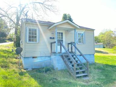 Main picture of 704 W 8th St