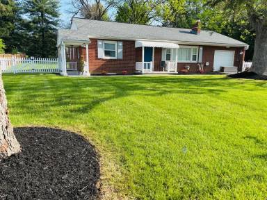 Main picture of 2399 New Holland Pike
