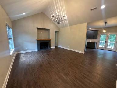 Main picture of 32 Sarjon Cir