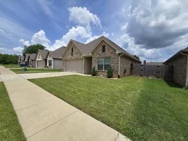 Main picture of 823 Lindsey Ln