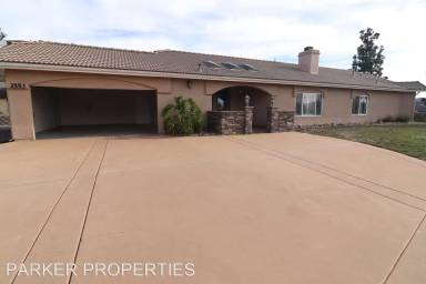 Main picture of 3553 E Victoria Dr