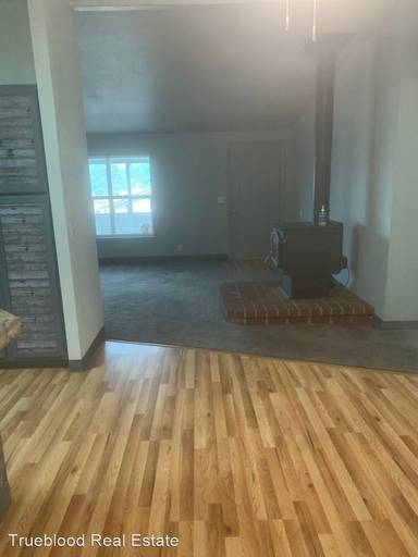 Main picture of 361 SE Carrol St