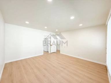Main picture of 15546 Vanowen St
