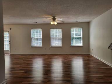 Main picture of 5925 Hidden Meadow Ln