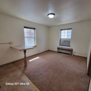 Main picture of 135 E Johnson St