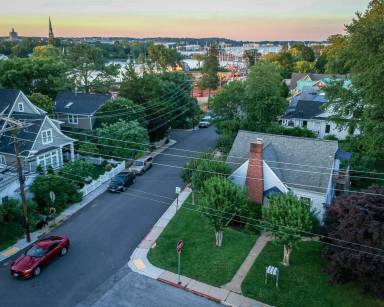 Main picture of 301 Adams St