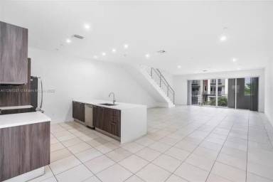 Main picture of 1025 NE 18th Ave