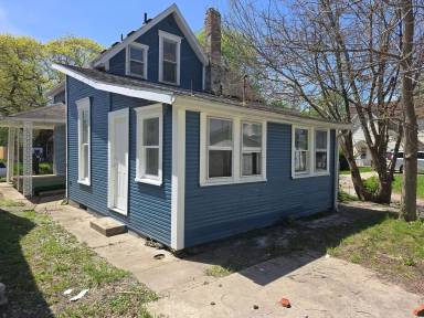 Main picture of 1210 W Powers St