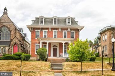 Main picture of 135 W Linn St