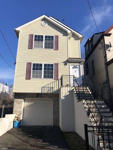 Main picture of 688 S 18th St