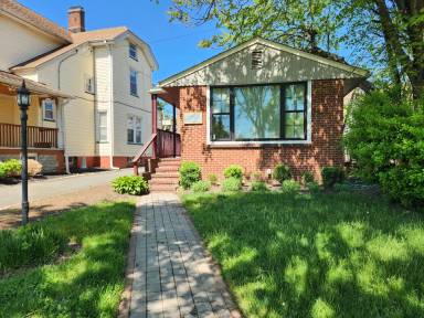 Main picture of 42 Elm St