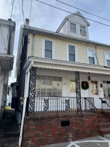 Main picture of 37 Macomb St