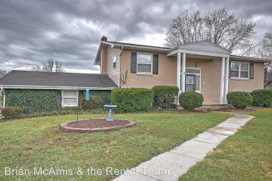 Main picture of 323 Colonial Cir