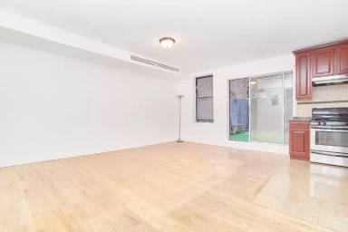 Main picture of 8 E 18th St