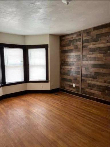 Main picture of 205 Rollstone St